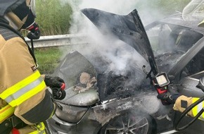 Feuerwehr Bremerhaven: FW Bremerhaven: PKW-Brand auf der BAB 27