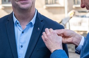Polizeipräsidium Mittelhessen - Pressestelle Gießen: POL-GI: Im Zeichen der Solidarität - Polizeipräsident Krückemeier überreicht Schutzschleifen an HESSENMETALL Mittelhessen