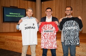 JobRad GmbH: SC Freiburg und Hauptsponsor JobRad präsentieren neue SC-Trikots