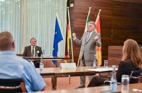 Kreispolizeibehörde Euskirchen: POL-EU: Innenminister Herbert Reul hat Polizei Euskirchen besucht