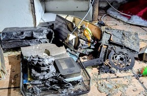 Freiwillige Feuerwehr Bedburg-Hau: FW-KLE: Brand in Dachgeschosswohnung: Rauchmelder rettet Leben