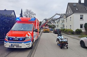 Feuerwehr Sprockh&ouml;vel: FW-EN: Rettungsdienst mit Drehleiter unterst&uuml;tzt