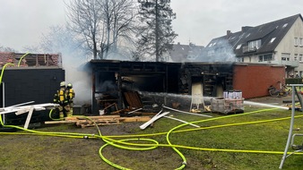 Feuerwehr Essen: FW-E: Feuer eines Anbaus einer Garage in Essen-Borbeck, keine Verletzten