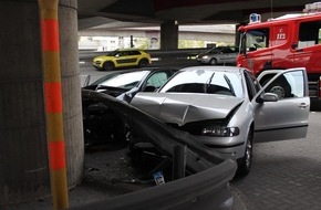 Polizeipräsidium Rheinpfalz: POL-PPRP: Beim Spurwechsel Unfall verursacht
