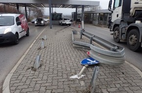 Polizeipräsidium Freiburg: POL-FR: Lottstetten: Verkehrsunfall - beinahe im Zollhäuschen gelandet