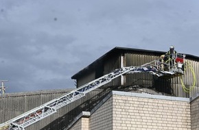 Polizeiinspektion Stade: POL-STD: Feuer im Dachbereich von Lagerhalle in Buxtehuder Betonwerk - Großalarm für Buxtehuder Einsatzkräfte