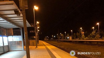 Bundespolizeidirektion München: Bundespolizeidirektion München: Gerangel nach Blockade des Gleisbereiches - 22-Jähriger versucht mit Stein zu schlagen