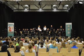 POL-SZ: &quot;Namene&quot; als Präventionsprojekt für Schulen. Polizeimusikorchester Niedersachsen und Präventionsteam der Polizei Wolfenbüttel präsentierten.