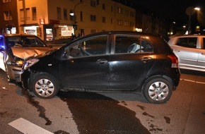 Polizei Mönchengladbach: POL-MG: Abbiegeunfall mit zwei Leichtverletzten