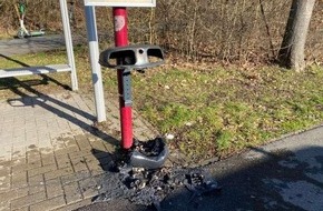 Polizei Wolfsburg: POL-WOB: Mülleimer an Bushaltestelle gerät in Brand - Zeugen gesucht