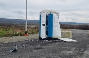 Polizeiinspektion Hameln-Pyrmont/Holzminden: POL-HOL: Unbekannte Täter zerstören mobiles Toilettenhaus