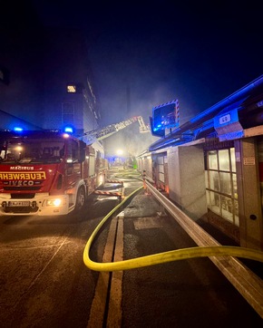 FW-EN: Abschlussmeldung - Brand im Industriebetrieb in Herdecke - Die Feuerwehren des Ennepe-Ruhr-Kreis sind mit 132 Einsatzkräften über 7 Stunde im Einsatz.