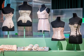 Neue Ausstellung im Textilmuseum St.Gallen eröffnet / Mode sammeln. Von T-Shirts bis Haute Couture / 24.10.25 - 25.05.26