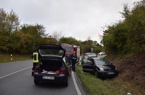 Kreispolizeibehörde Herford: POL-HF: Verkehrsunfall - 
Junger Fahrer verliert in Kurve Kontrolle