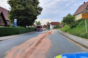 Polizei Paderborn: POL-PB: Sattelzug hinterlässt nach Unfällen kilometerlange Dieselspur