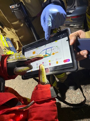 FW Weinheim: Drei Fahrzeuge kollidieren auf der Kreuzung B38 / Viernheimer Straße, darunter ein Streifenwagen der Polizei