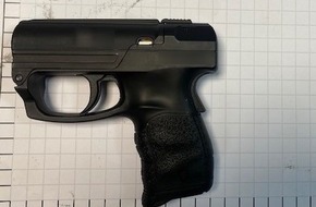 Bundespolizeidirektion Sankt Augustin: BPOL NRW: Diebstahl mit Waffe - Bundespolizei stellt Tatverdächtigen