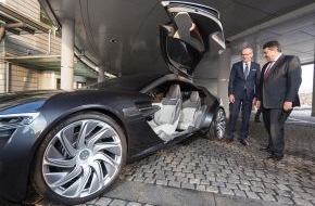 Opel Automobile GmbH: Wirtschaftsminister Gabriel informiert sich bei Opel über die Zukunft des Automobils (FOTO)