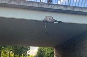 Kreispolizeibeh&ouml;rde H&ouml;xter: POL-HX: Bagger auf Tieflader rammt Br&uuml;cke