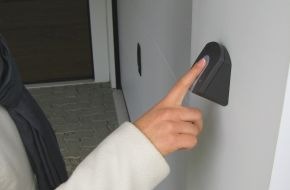 ekey biometric systems GmbH: Fingerstreich öffnet Garagentor