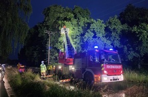 Freiwillige Feuerwehr H&uuml;nxe: FW H&uuml;nxe: Funkenbildung durch Ast auf Stromleitung