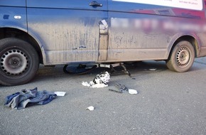 Kreispolizeibehörde Herford: POL-HF: Verkehrsunfall im Kreisel - Radfahrer schwer verletzt