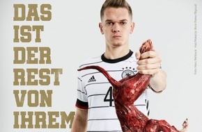 PETA Deutschland e.V.: Matthias Ginter posiert mit gehäutetem, blutigem "Fuchs" für PETA / Deutscher Fußballnationalspieler: "Das ist der Rest von Ihrem Pelz!"