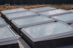 LAMILUX Flachdach Fenster schaffen einzigartigen Glasdach-Effekt