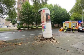 Feuerwehr Gelsenkirchen: FW-GE: Litfaßsäule gerät nach Verkehrsunfall in Schieflage in Bulmke-Hüllen /Feuerwehr Gelsenkirchen leistet Amtshilfe für die Polizei