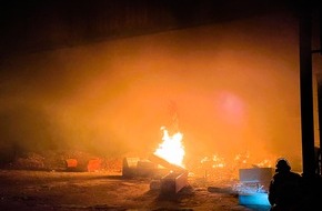 Feuerwehr Essen: FW-E: Brand in einer leerstehenden Lagerhalle - zügiger Löscheinsatz verhindert Brandausbreitung