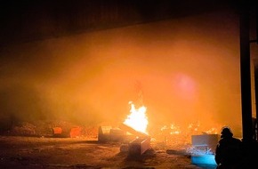 Feuerwehr Essen: FW-E: Brand in einer leerstehenden Lagerhalle - zügiger Löscheinsatz verhindert Brandausbreitung