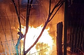 Feuerwehr Herdecke: FW-EN: Brennender PKW in der Nacht Auf dem Schnee