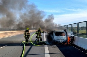 Feuerwehr Ratingen: FW Ratingen: Brennender PKW auf Ruhrtalbrücke - Feuerwehr Ratingen im Einsatz