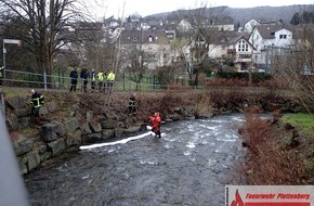 Feuerwehr Plettenberg: FW-PL: OT-Stadtmitte. Defekt an Heizöltankanlage sorgt für dreistündigen Einsatz der Feuerwehr.