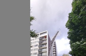 Polizei Dortmund: POL-DO: Baugerüst drohte umzustürzen - Höhenretter der Feuerwehr mit einem spektakulären Einsatz