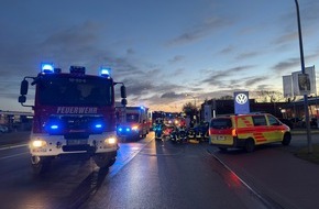 Freiwillige Feuerwehr Aurich: FW-AUR: Nach Kollision unter Fahrzeug eingeklemmt