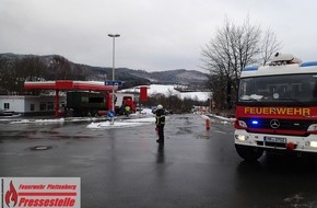 Feuerwehr Plettenberg: FW-PL: OT-Köbbinghauser Hammer. Gasähnlicher Geruch sorgt für Einsatz der Feuerwehr.