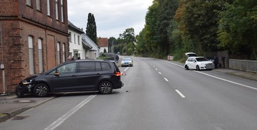 Kreispolizeibehörde Herford: POL-HF: Verkehrsunfall mit verletzter Person - 
Ausparkender Fahrer kollidiert mit fließendem Verkehr