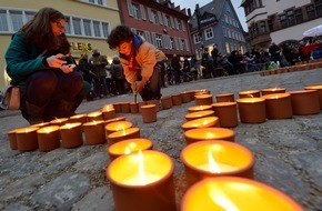 Caritas international: Bundesweite Solidaritätsaktion: Caritas lässt in 81 Orten "Eine Million Sterne" leuchten - für Menschen in Not hier und weltweit (FOTO)