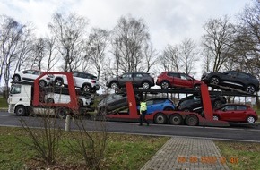 Polizeiinspektion Delmenhorst / Oldenburg - Land / Wesermarsch: POL-DEL: Autobahnpolizei Ahlhorn: Autotransporter auf der A1 im Bereich Emstek aus dem Verkehr gezogen; Autofahrer mit gefälschten Dokumenten und ohne Führerschein auf der A 1