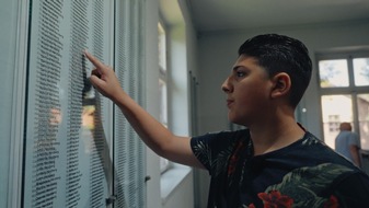 Zentralrat Deutscher Sinti und Roma: „Wesley schwimmt“ – Dokumentarfilm über einen jungen Sinto auf Spurensuche in Auschwitz