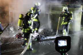 FW-WRN: Feuer_1 - Altkleidercontainer brennt