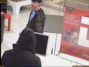 Hier versuchen diese beiden Jugendlichen, einen Geldautomaten aufzubrechen.