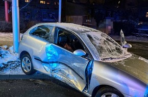 Polizei Hagen: POL-HA: Durchgezogene Linie beim Abbiegen ignoriert - Zusammensto&szlig; mit Gegenverkehr