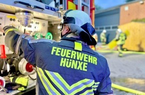Freiwillige Feuerwehr Hünxe: FW Hünxe: Heuballen brennen in Scheune, Anwohner reagieren umsichtig