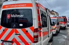 Feuerwehr Essen: FW-E: Brennender Unrat sorgt für Rauchentwicklung im Treppenraum - 16 Personen, darunter fünf Kinder, verletzt