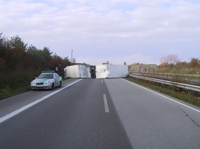 POL-WL: Lkw fährt auf Sicherungsfahrzeug auf/ Autobahn blockiert