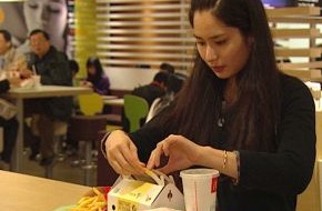 Kabel Eins: Burger-Weltreise bei kabel eins: "Abenteuer Leben" auf den Spuren des Fast Food-Giganten McDonald's - am 19. Juni 2012 um 22.20 Uhr (BILD)