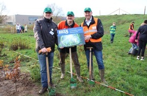 VILSA-BRUNNEN Otto Rodekohr GmbH: Große Pflanzaktion für den Schau- und Schulwald der KGS Neustadt am Rübenberge