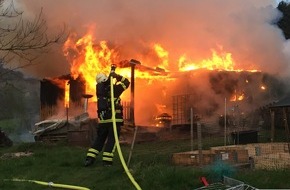 Feuerwehr Plettenberg: FW-PL: Ortsteil Köbbinghausen - Gartenhütte brennt voll aus